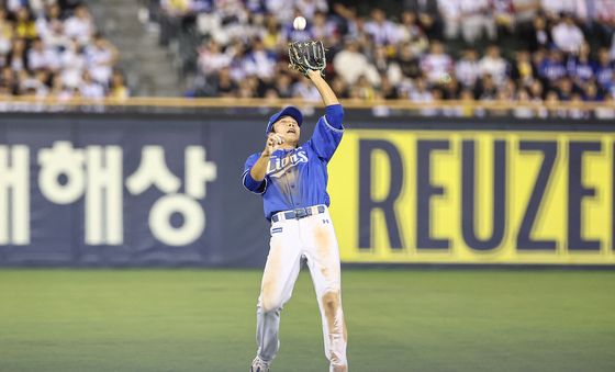 뜬공 처리하는 삼성 유격수 이재현