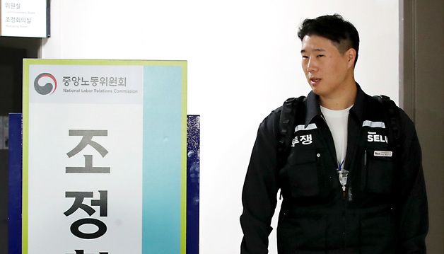 삼성전자 노·사 사후조정 협상장 떠나는 최승호 위원장