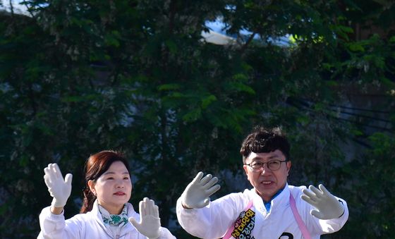 배우자와 함께 인사하는 윤석열 예비후보
