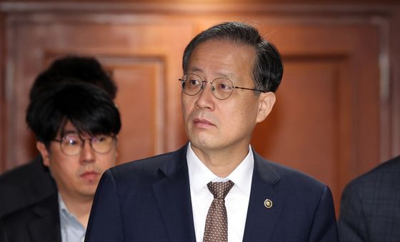 비상경제본부회의 참석하는 이형일 차관