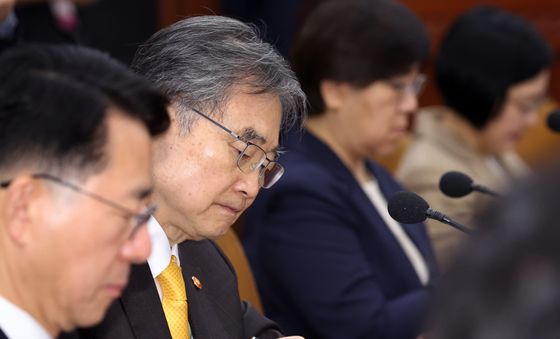 자료 살펴보는 조현 장관
