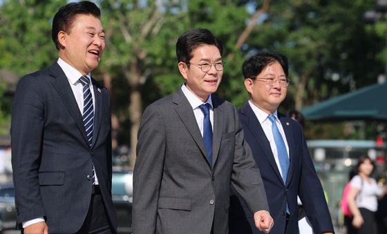 나란히 입장하는 정원오·신용한 후보