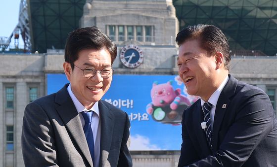 악수하는 정원오·신용한 후보
