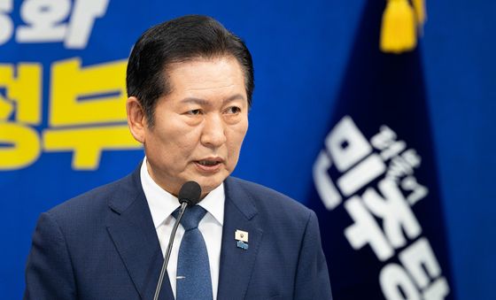 기자회견하는 정청래 대표
