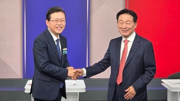악수하는 장기수-박찬우 천안시장 후보