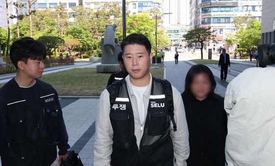수원지법 들어서는 최승호 위원장