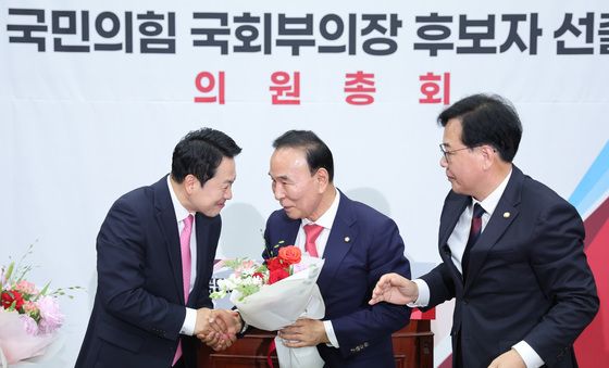 박덕흠 후보에게 축하 인사하는 장동혁