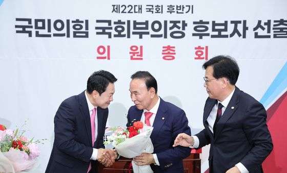 박덕흠 축하하는 장동혁 대표