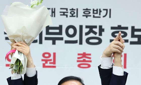 꽃다발 든 박덕흠