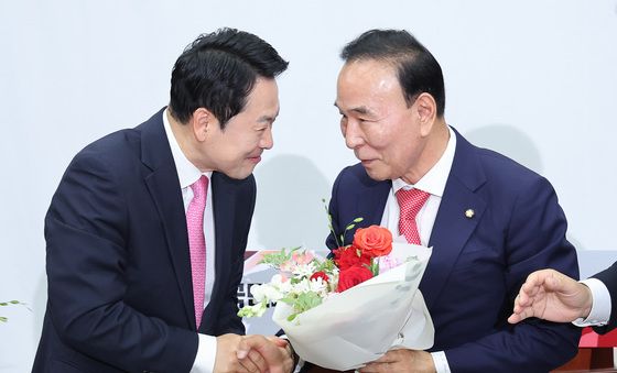 박덕흠 의원에게 축하 인사하는 장동혁 대표