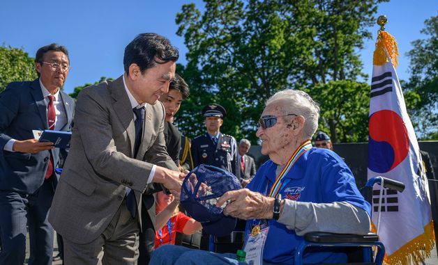 미국 참전용사와 인사 나누는 안규백 장관