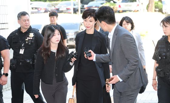 취재진 질문 받는 노소영 관장