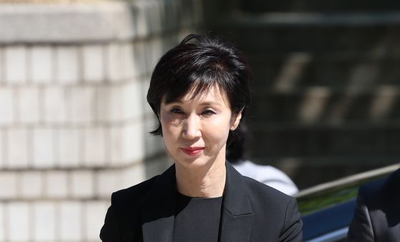 법정으로 들어가는 노소영 관장