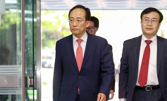 재판정 들어가는 추경호 국민의힘 의원