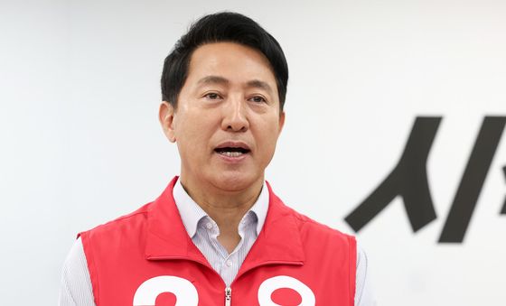 취재진 질문에 답하는 오세훈 후보