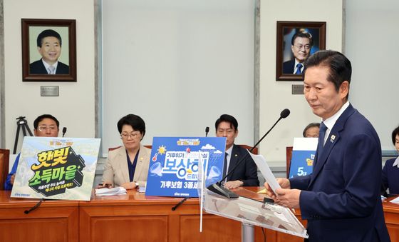 기자회견 발언 마치고 자리로 향하는 정청래 대표