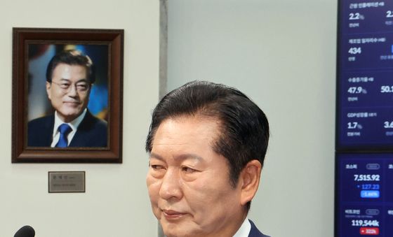 자리로 향하는 정청래 대표
