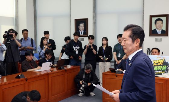 기자회견 발언 마치고 자리로 향하는 정청래 대표