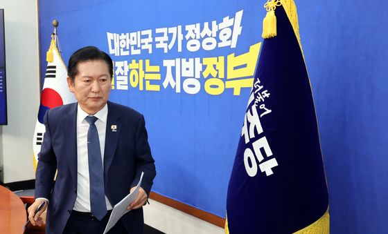 기자회견 마친 정청래 대표