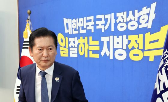 지방선거 관련 기자회견 마친 정청래 대표