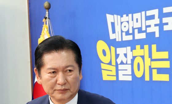 지방선거 관련 기자회견 마친 정청래 대표