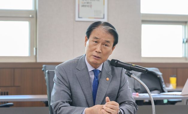 인사말하는 권오을 장관