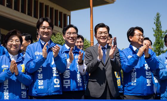 손뼉치는 정원오 민주당 서울시장 후보와 구청장 후보들