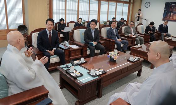 진우스님 예방하는 오세훈 서울시장 후보
