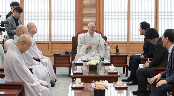 진우스님 예방하는 오세훈 서울시장 후보