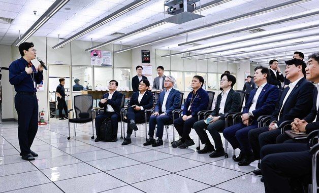 회사 운영현황 청취하는 김정관 장관
