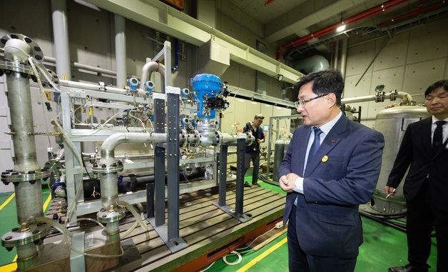 액체공기 에너지 저장 기계 설비 살펴보는 김성환 장관