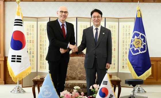 유엔 인권최고대표와 악수하는 김민석 총리