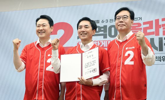 박민식과 기념 촬영하는 장동혁 대표