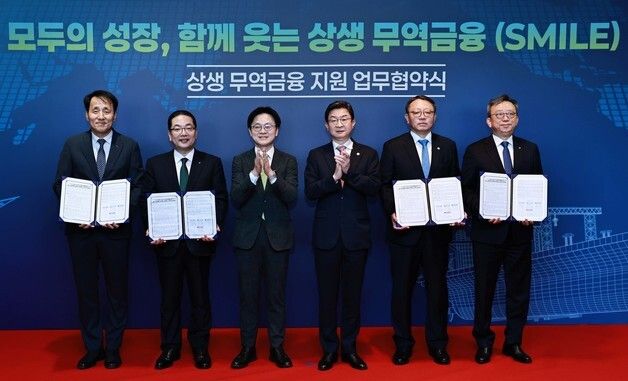 기념 촬영하는 김정관 장관