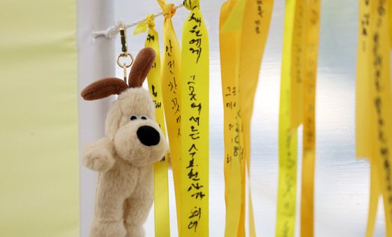 피습 여고생 추모 메시지와 남겨진 인형