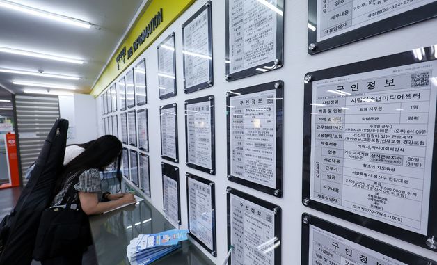 4월 취업자 7.4만명↑, 증가폭 '16개월만 최소'…얼어붙은 청년고용
