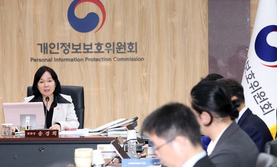 전체회의 모두 발언하는 송경희 위원장