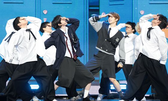 데뷔 무대 선보이는 플레어 유