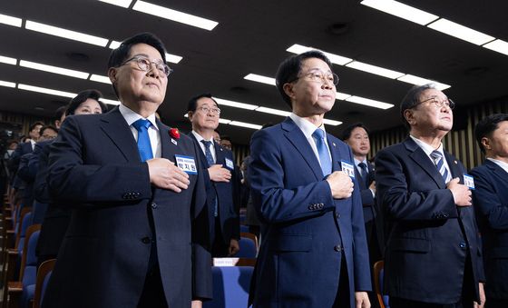 국민의례하는 민주당 국회의장 후보들