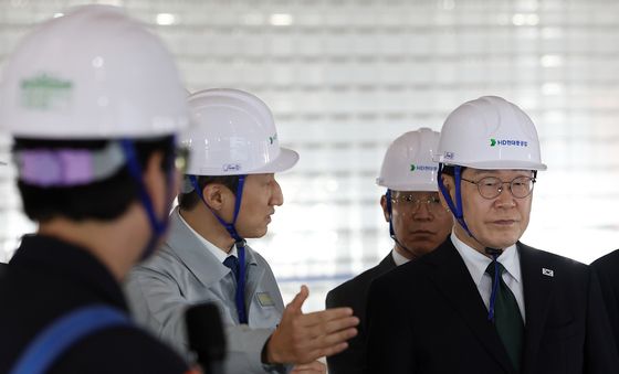 정기선 회장 설명 듣은 이재명 대통령