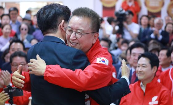 포옹하는 김문수-김영환