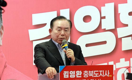 축사하는 이인제