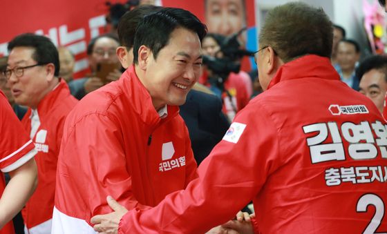김영환 충북지사 후보와 인사하는 장동혁
