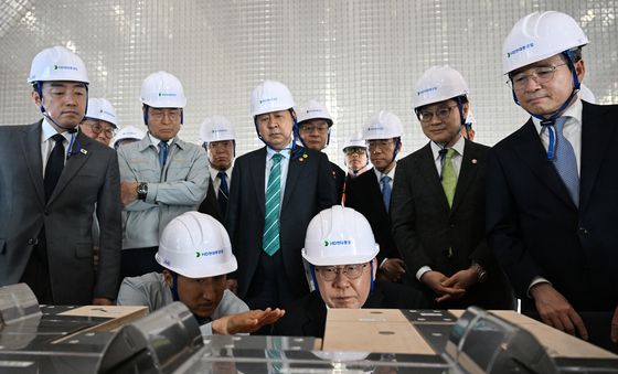 LNG 화물창 구조물 단면 설명 듣는 이재명 대통령