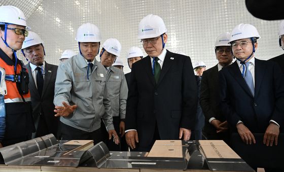 LNG 화물창 구조물 단면 설명 듣는 이재명 대통령