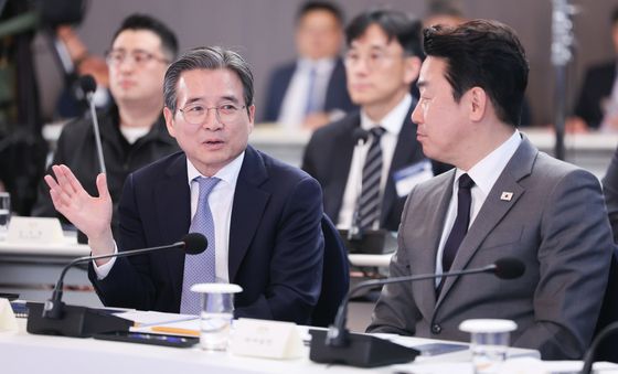 강훈식 비서실장과 대화하는 김용범 정책실장