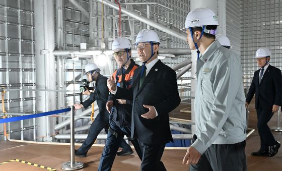 HD현대중공업 LNG 화물선 내부 시찰하는 이재명 대통령