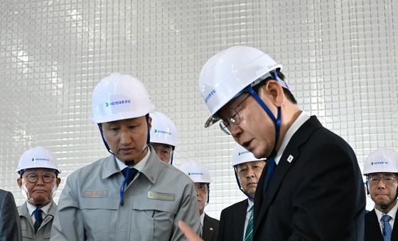 LNG 화물창 구조물 단면 설명 듣는 이재명 대통령