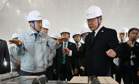 LNG 화물창 구조물 단면 설명 듣는 이재명 대통령