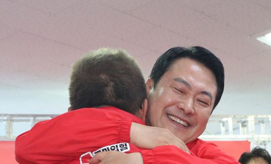 김영환 후보와 포옹하는 장동혁 대표